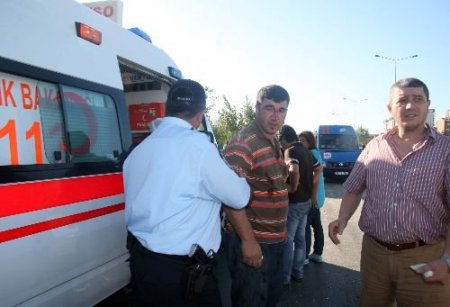 Direksiyon Hakimiyetini Kaybeden Sürücü Karşı Şeride Geçti: 5 Kişi Yaralandı