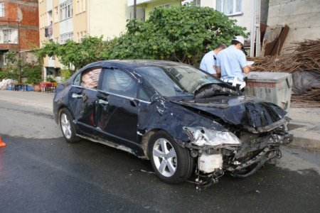 Direksiyon hâkimiyetini kaybeden sürücü karşı şeride geçti