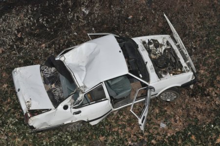 Direksiyon hakimiyetini kaybeden sürücü şarampole yuvarlandı: 1 ölü