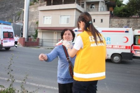 Direksiyon hakimiyetini kaybeden sürücü takla attı; 3 yaralı