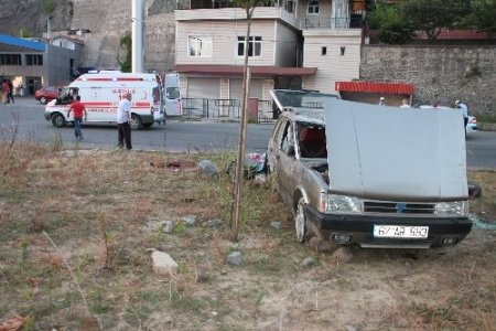 Direksiyon hakimiyetini kaybeden sürücü takla attı; 3 yaralı