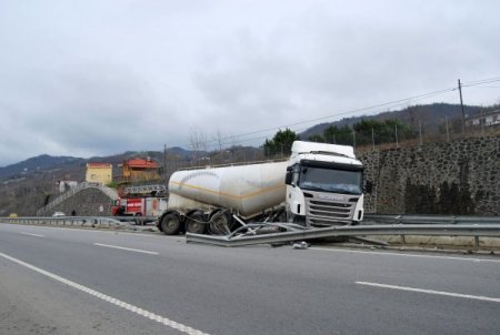 Direksiyon hâkimiyetini kaybeden TIR bariyerlere çarptı: 2 yaralı