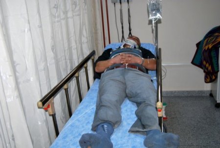 Direksiyon hâkimiyetini kaybeden TIR bariyerlere çarptı: 2 yaralı