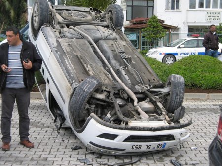 Direksiyonu kilitlenen kamyonet takla attı
