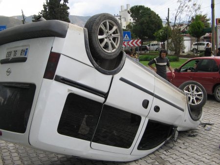 Direksiyonu kilitlenen kamyonet takla attı