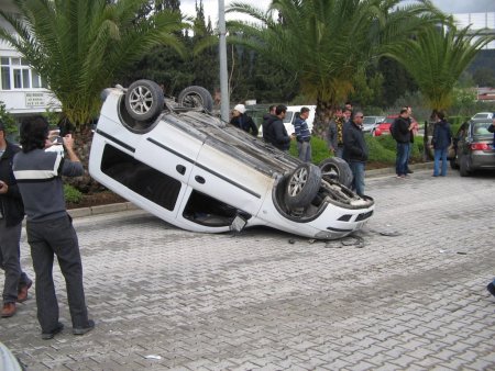 Direksiyonu kilitlenen kamyonet takla attı