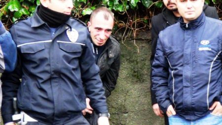 Direksiyonu kilitlenen otomobil hastanelik etti