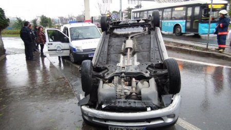 Direksiyonu kilitlenen otomobil hastanelik etti