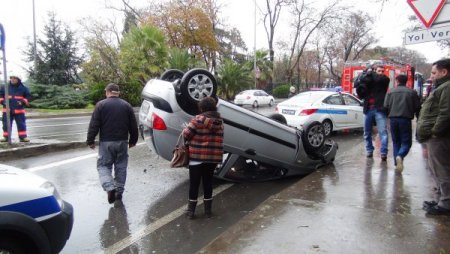 Direksiyonu kilitlenen otomobil hastanelik etti