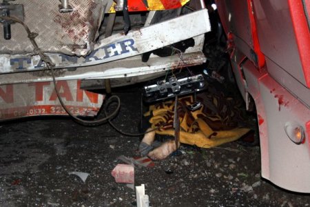 Direksiyonu Kilitlenen Tır 3 Kişiyi Ezdi
