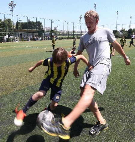 Dirk Kuyt Fenerbahçe Spor Okulları öğrencileriyle bir araya geldi