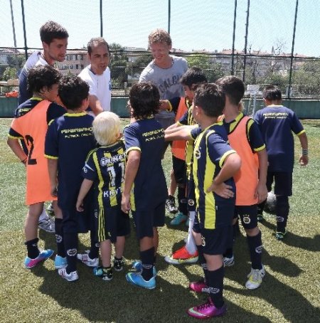 Dirk Kuyt Fenerbahçe Spor Okulları öğrencileriyle bir araya geldi