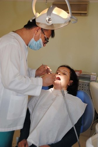 Diş eti çekilmesi hastalığı kendisini ağız kokusuyla gösteriyor