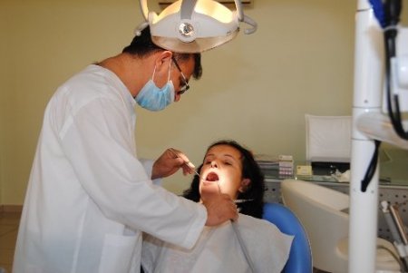 Diş eti çekilmesi hastalığı kendisini ağız kokusuyla gösteriyor