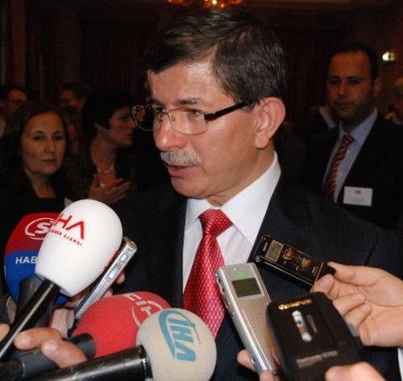 Dışişleri Bakanı Ahmet Davutoglu Hollanda Temaslarını Lahey'de Basına Değerlendirdi