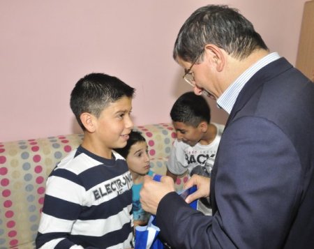 Dışişleri Bakanı Davutoğlu, Çocuk Yuvasını Ziyaret Etti