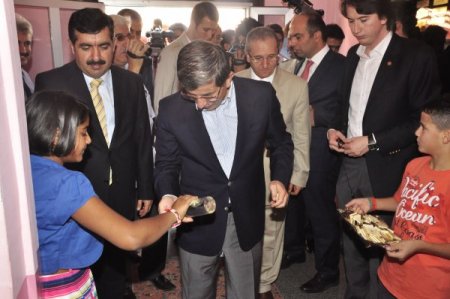 Dışişleri Bakanı Davutoğlu, Çocuk Yuvasını Ziyaret Etti