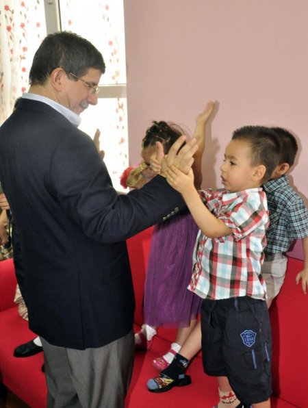 Dışişleri Bakanı Davutoğlu, Çocuk Yuvasını Ziyaret Etti