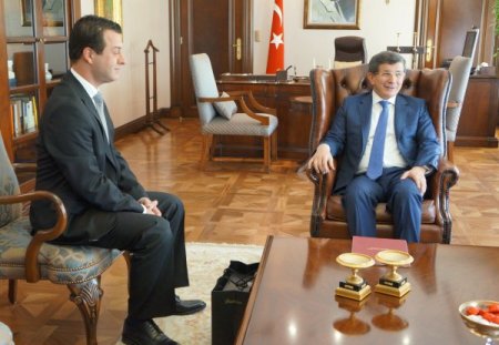 Dışişleri Bakanı Davutoğlu, Lübnan'da kaçırılan işadamı ve ailesini kabul etti