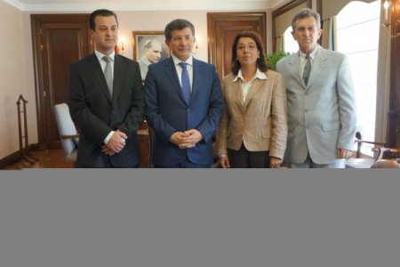 Dışişleri Bakanı Davutoğlu, Lübnan'da kaçırılan işadamı ve ailesini kabul etti