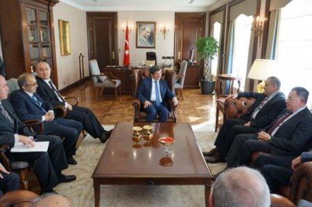 Dışişleri Bakanı Davutoğlu, Lübnan'da kaçırılan işadamı ve ailesini kabul etti