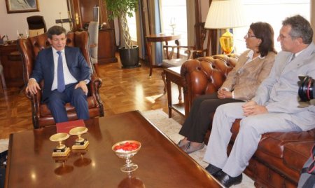 Dışişleri Bakanı Davutoğlu, Lübnan'da kaçırılan işadamı ve ailesini kabul etti