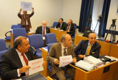 Dışişleri Komisyonu'nda 'savaşa hayır' dövizleri açıldı