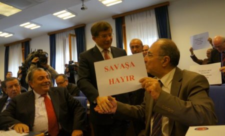 Dışişleri Komisyonu'nda 'savaşa hayır' dövizleri açıldı