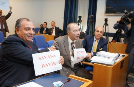 Dışişleri Komisyonu'nda 'savaşa hayır' dövizleri açıldı