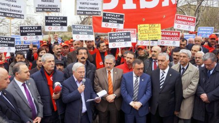 DİSK, CHP'li vekillerle DHKP-C baskınını protesto etti