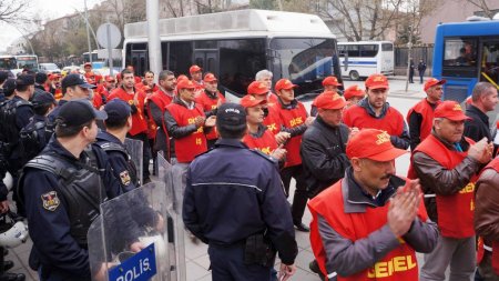 DİSK, CHP'li vekillerle DHKP-C baskınını protesto etti