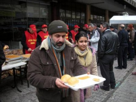 Disk, Tekel İşçilerine Yemek Dağıttı