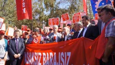 DİSK üyelerinden Toplu İş İlişkileri Yasa Tasarısı protestosu