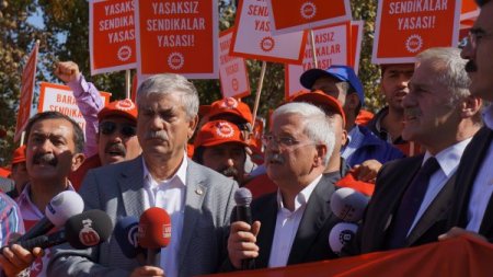 DİSK üyelerinden Toplu İş İlişkileri Yasa Tasarısı protestosu