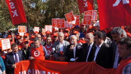 DİSK üyelerinden Toplu İş İlişkileri Yasa Tasarısı protestosu