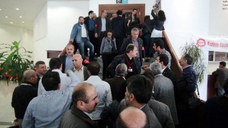 DİSK’in olağanüstü genel kurulunda arbede