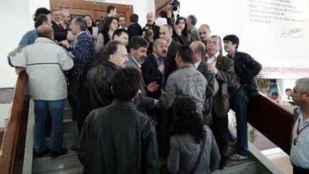 DİSK’in olağanüstü genel kurulunda arbede