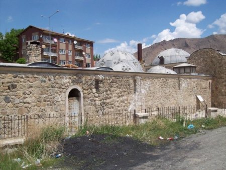 Divriğililer, Tarihi Ali Kaya Hamamı'nın Yeniden Hizmete Açılmasını Bekliyor