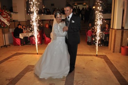 Diyalizde tanışan kimsesiz iki genç, personelin yardımıyla evlendi