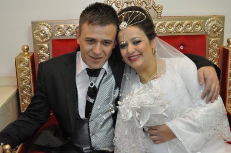 Diyalizde tanışan kimsesiz iki genç, personelin yardımıyla evlendi