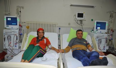 Diyalizde tanışan kimsesiz iki genç, personelin yardımıyla evlendi