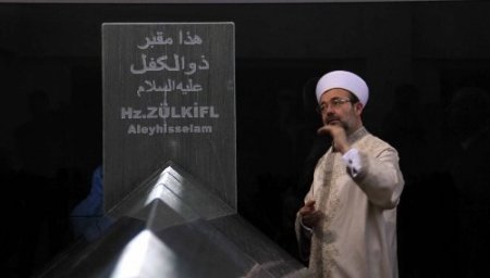 Diyanet İşleri Başkanı Görmez, peygamber kabirlerinde dua etti