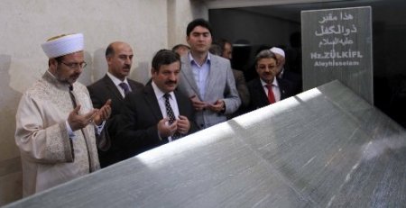 Diyanet İşleri Başkanı Görmez, peygamber kabirlerinde dua etti