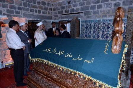 Diyanet İşleri Başkanı Görmez, şehit sahabe kabirlerini ziyaret etti