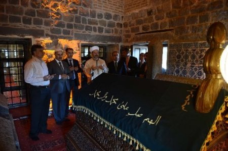 Diyanet İşleri Başkanı Görmez, şehit sahabe kabirlerini ziyaret etti