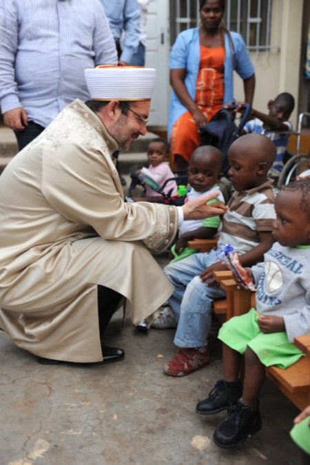 Diyanet İşleri Başkanı Görmez’den Kamerun’da yetimhane ziyareti