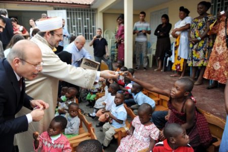 Diyanet İşleri Başkanı Görmez’den Kamerun’da yetimhane ziyareti