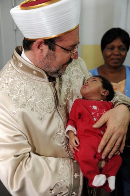 Diyanet İşleri Başkanı Görmez’den Kamerun’da yetimhane ziyareti