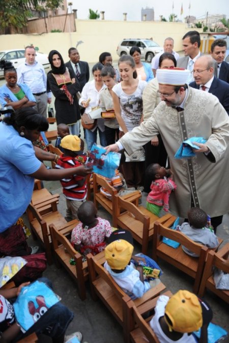 Diyanet İşleri Başkanı Görmez’den Kamerun’da yetimhane ziyareti