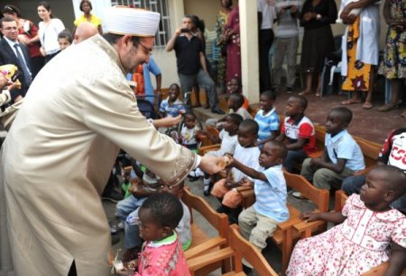 Diyanet İşleri Başkanı Görmez’den Kamerun’da yetimhane ziyareti